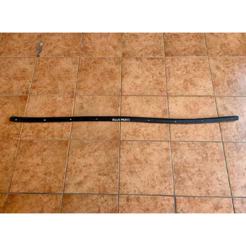 Isuzu Karet Kap Mesin Ori Panther Kotak