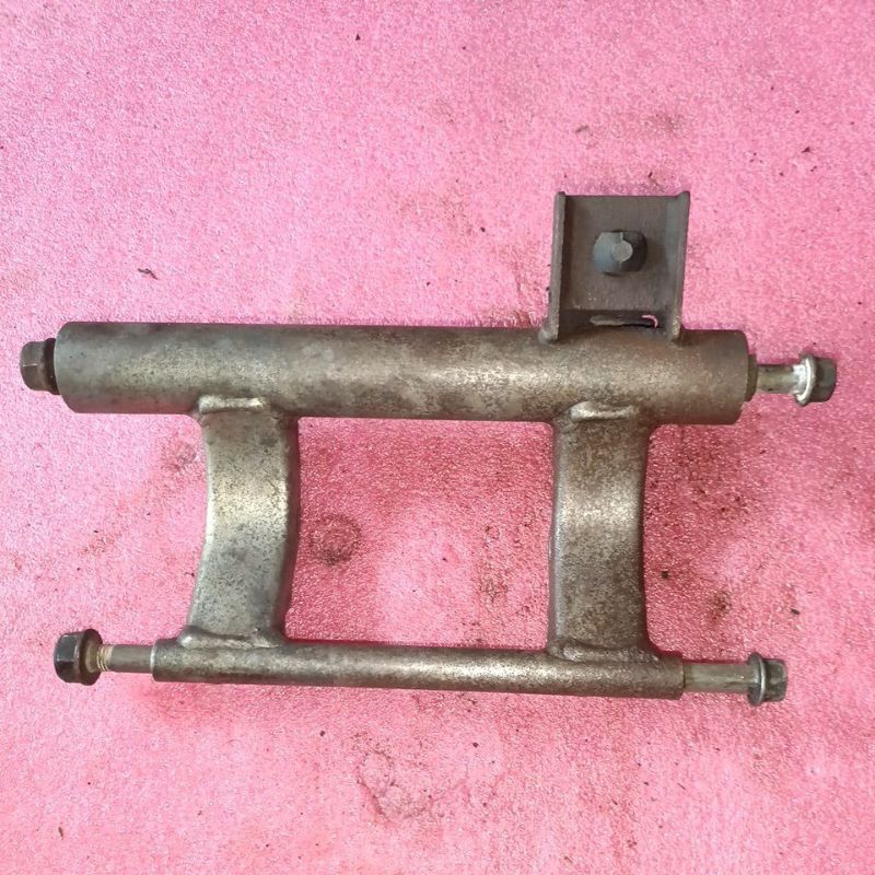 Mounting,Monting,Arm Ayunan Mesin,Dudukan Mesin Beat karbu ,spacy karbu,original,bekas copotan motor