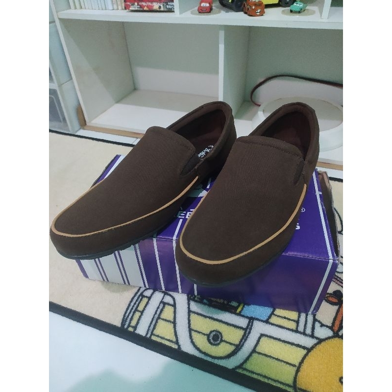 sepatu slip on dr.kevin