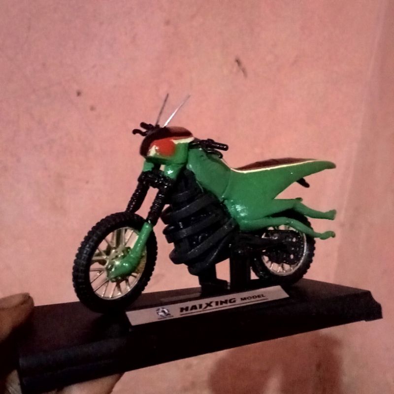 diecast belalang tempur 1:18