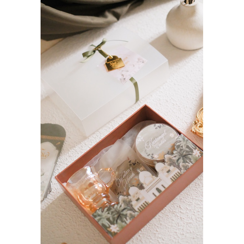 

(READY STOCK) Clemira Package / Hampers Lebaran / Eid Hampers / Hampers idul fitri / Parcel Lebaran / hampers aesthetic / hampers mewah