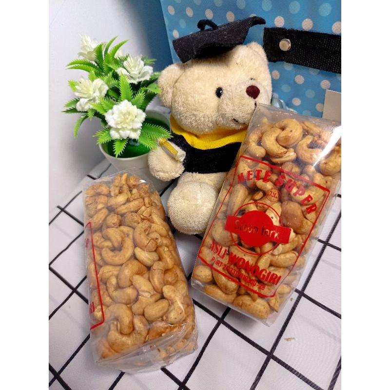 

Kacang Mette Renyah gurih dan enak 100%kacang mette asli pilihan.