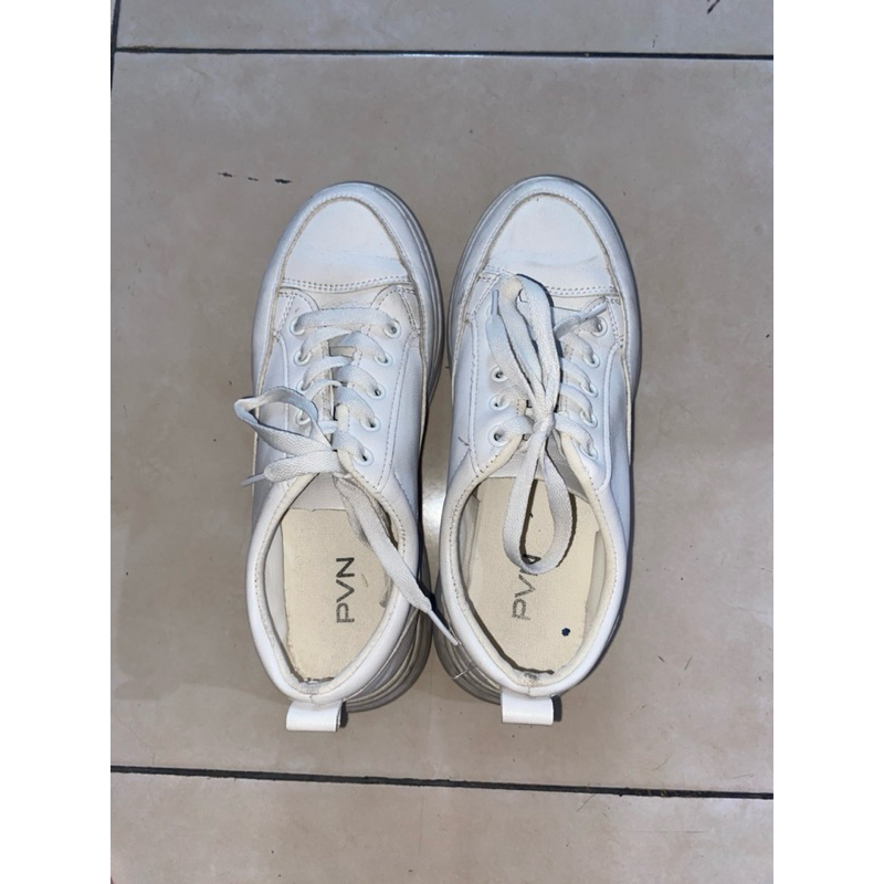 Sepatu/sneakers wanita merk PVN putih ukuran 40