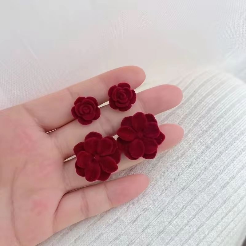 Anting Tusuk Bunga Merah Maroon Bludru Suede Mawar