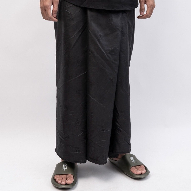 MATERNAL DISASTER THRONG