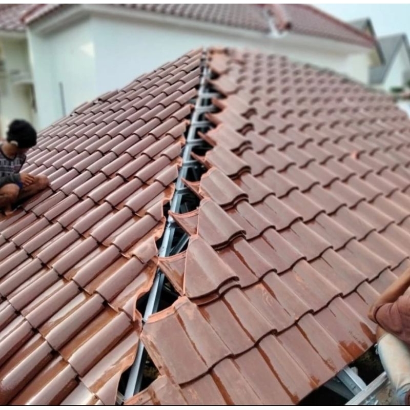 Rangka baja ringan zincallume + Genteng keramik Kanmuri terpasang