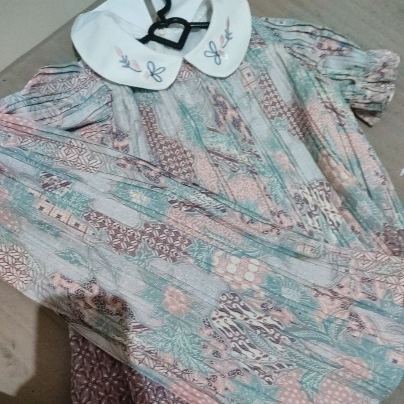 batik kepik setelan pleated  anak UK L seperti baru