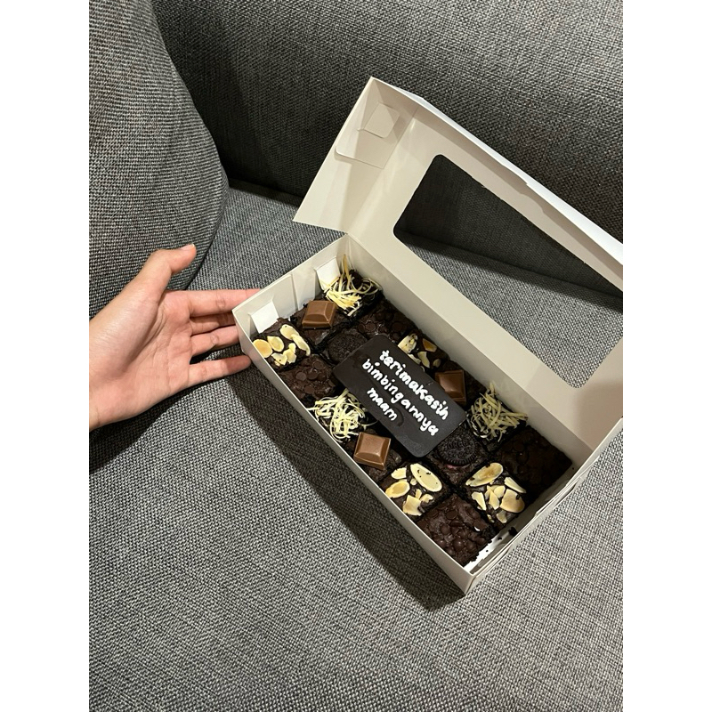 

(BISA KIRIM LUAR KOTA) Hampers Fudgy Brownies | Fudgy Brownies Topping Mix Premium (Cadburry, Oreo, Cheese, Almond, Chocochip) ukuran 20x20 cm/20x10cm | Kado Kue Cantik