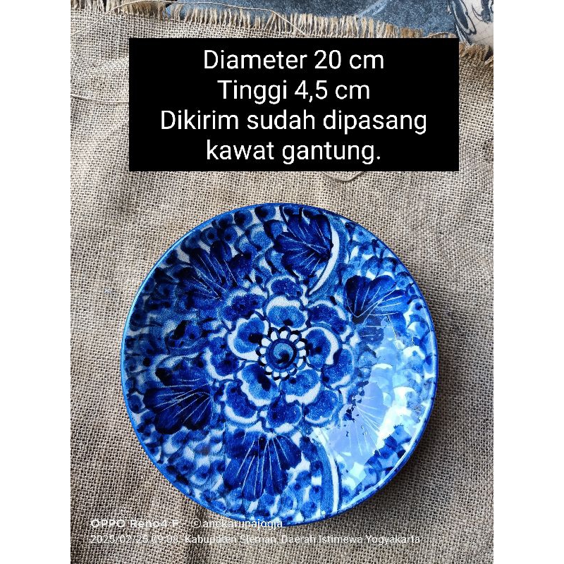 piring keramik lukis motif bunga biru putih untuk dekorasi hiasan dinding