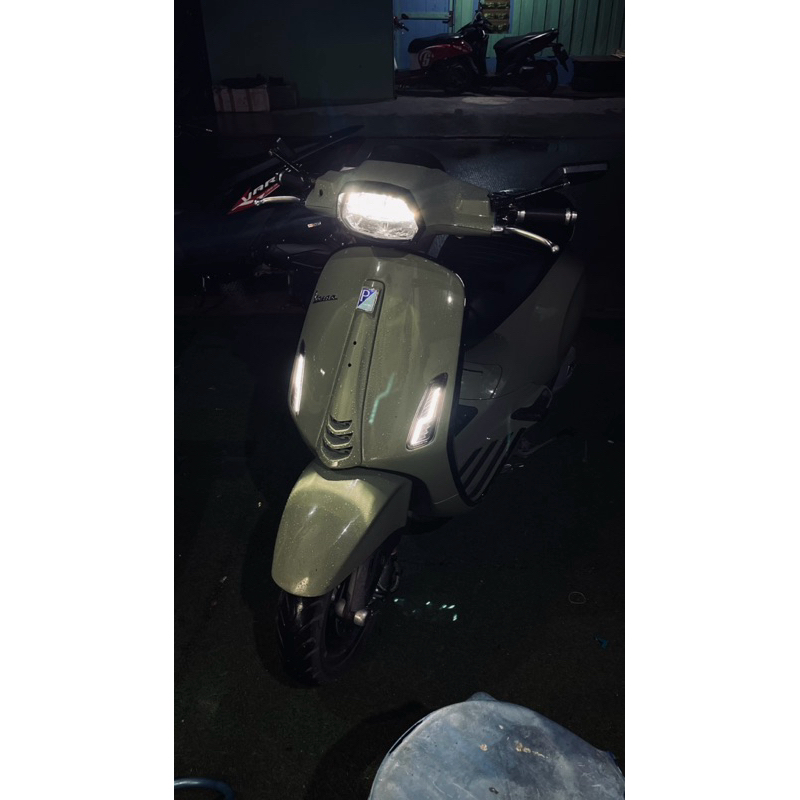 Sein luigy running vespa sprint primavera