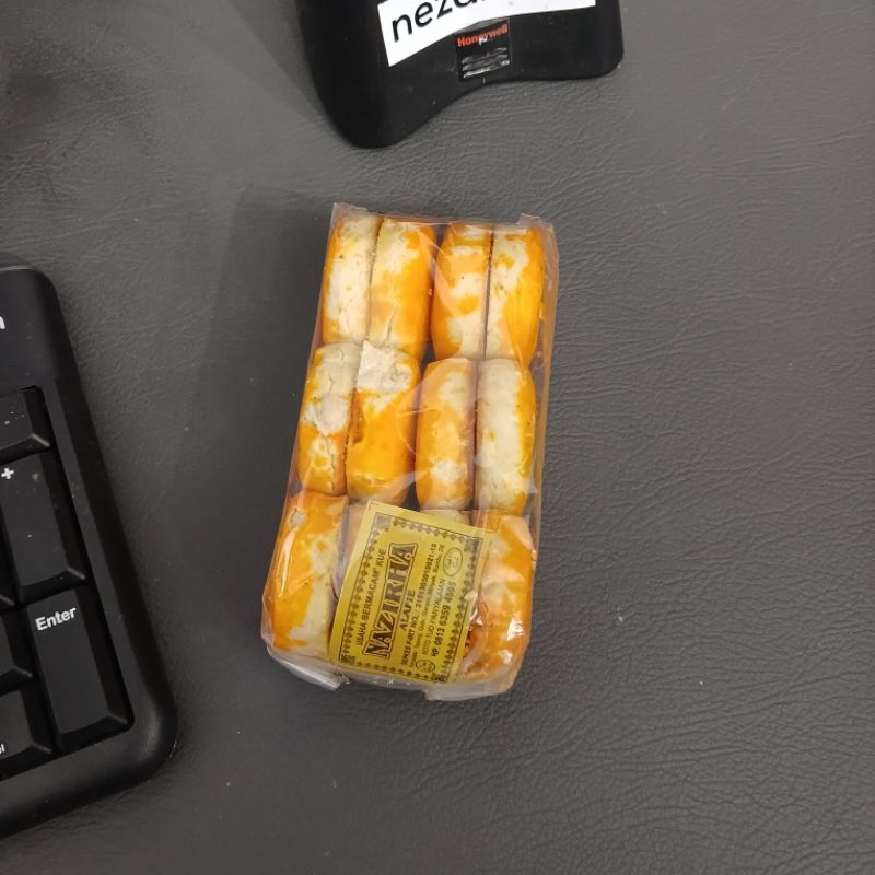 

Kue Kuning Telur Khas Minang Nazirha Isi 12