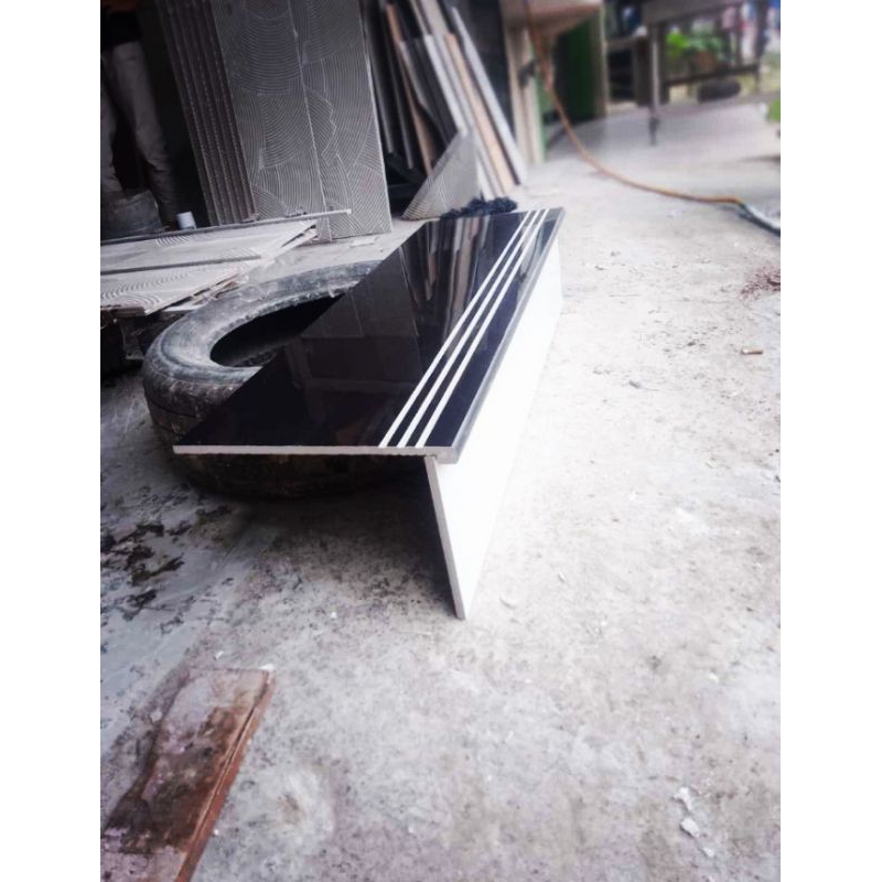 granit tangga 1 set 30x90+20x90hitam kombinasi putih dabel bev