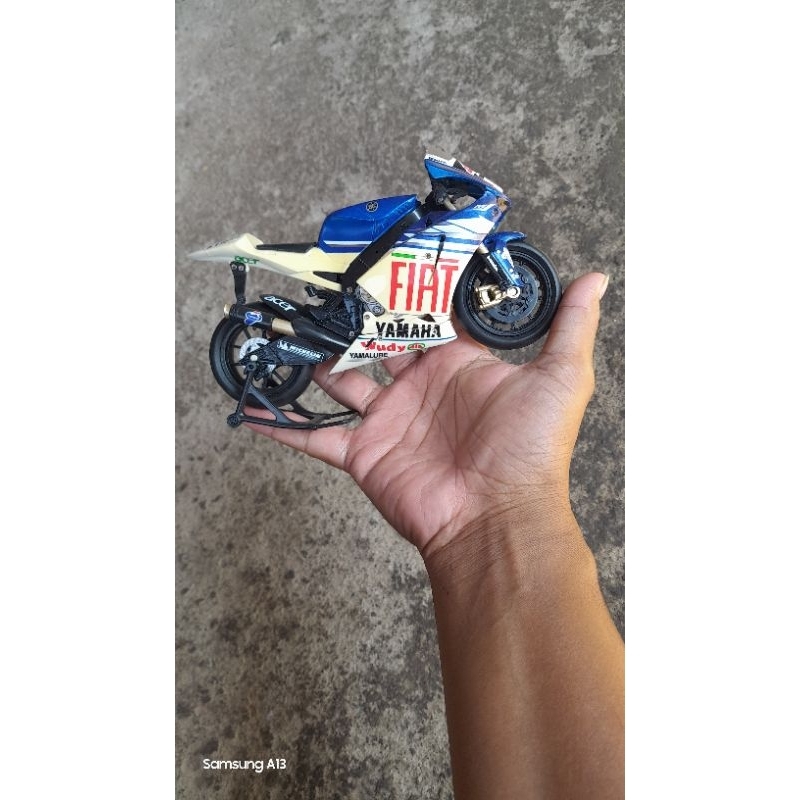 Diecast Moto GP Yamaha YZR - M1 Jorge Lorenzo #48 Livery Fiat 2008 New Ray 1 : 12