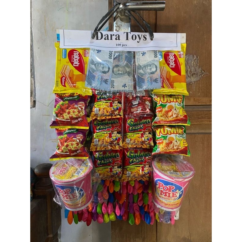 Balon berhadiah uang dan jajanan