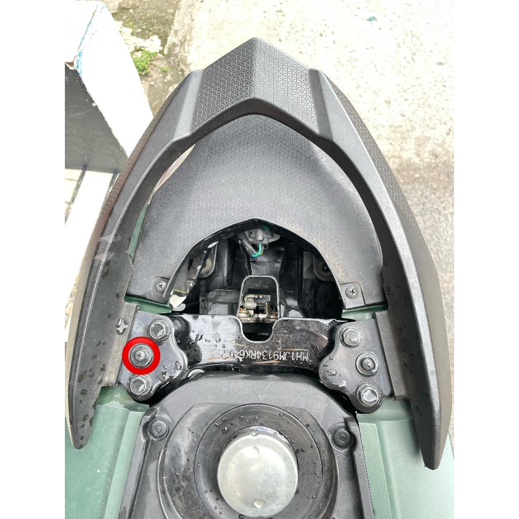 BAUT BODY SAMPING TENGAH BEHEL ( 1 BAUT ) MODEL 2 KUNCI BEAT DELUXE GENIO SCOOPY NEW BEAT STREET NEW
