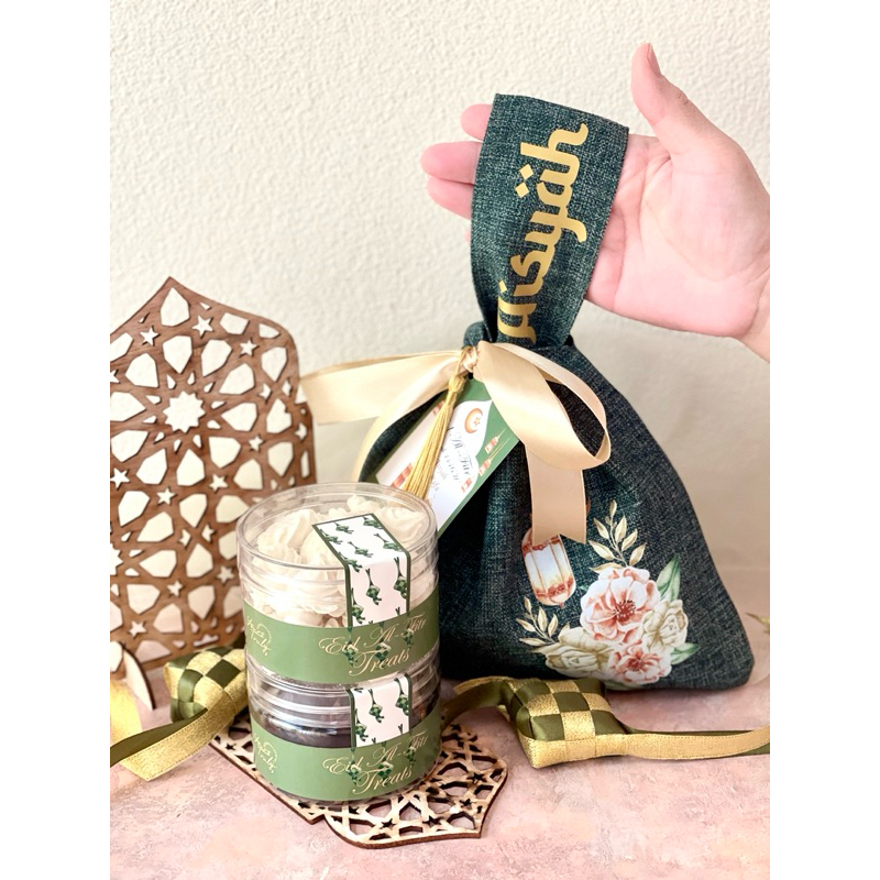 

Personalized Knot Bag & Treats Full Set • Idul Fitri Hampers 2025 • Lebaran Gift • Custom Hampers • Ramadhan Kareem • Personalized Gift • Hampers Murah • Free Custom Nama • Eid Mubarak Parcel • Personalized Tasbih • Sajadah • Gelas • Kue Lebaran • Reed