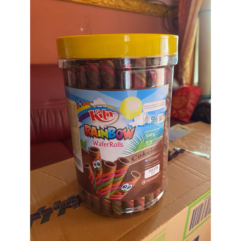 

Wafer rolls rainbow merek kita rasa coklat astor