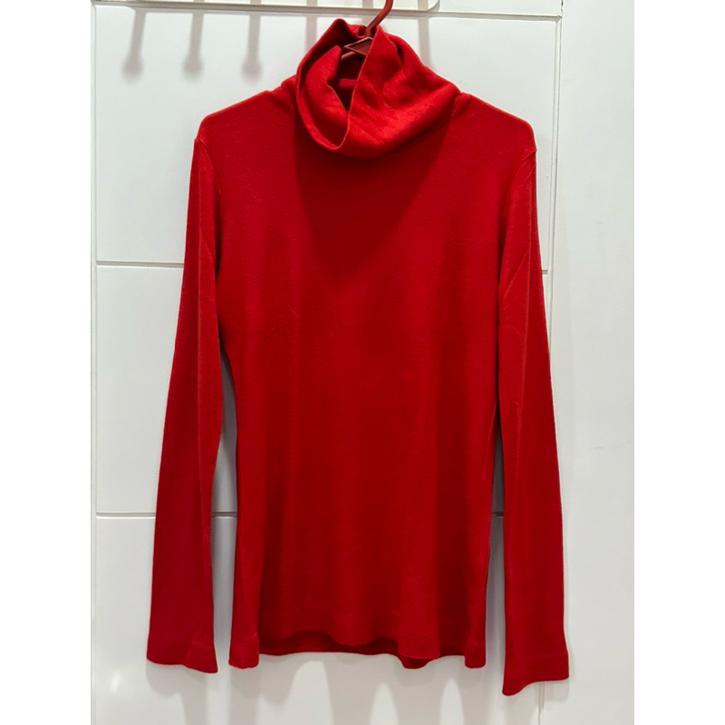 BAJU ATASAN WANITA TURTLENECK WARNA MERAH UNIQLO