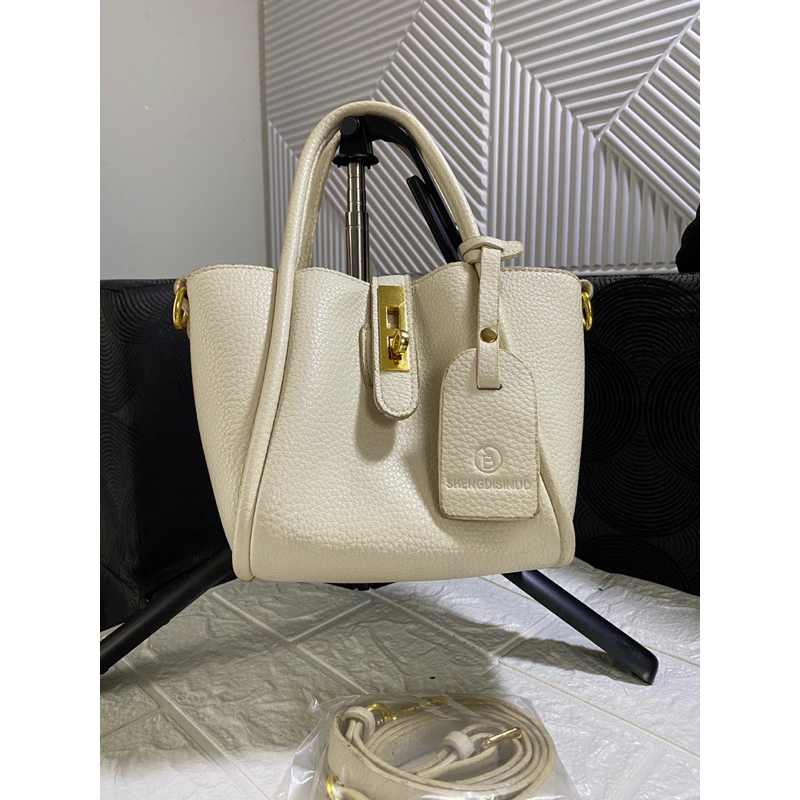 Sling Bag Kulit ala Lindi