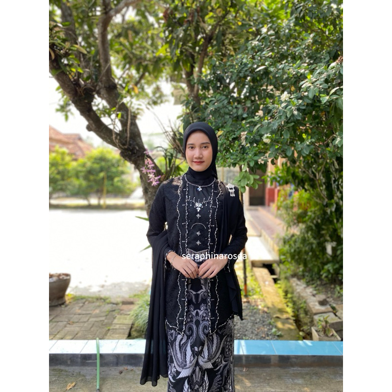 PRELOVED KEBAYA WISUDA/LAMARAN