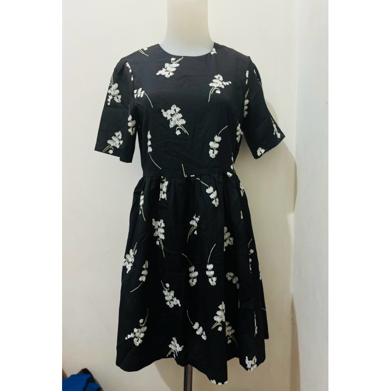 dres/dress midi/drss hitam/dress motif bunga/dress murah/preloved/ukuran m/