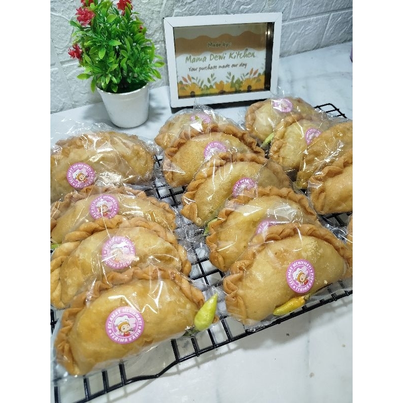 

Pastel dengan isian Bihun dan Telur