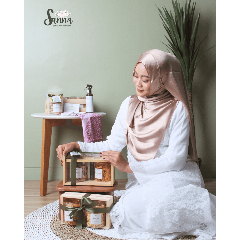 

Ied Hampers Lebaran Saga Series with Exclusive Wooden Crate Box by Sanna