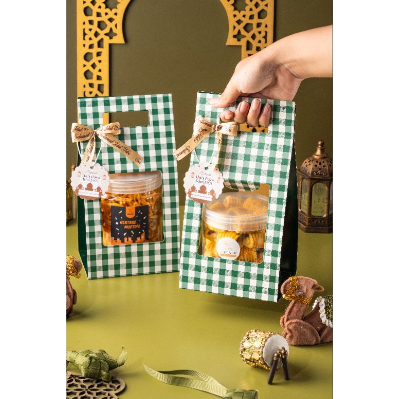 

HAMPERS KUE LEBARAN PREMIUM BY UMMI GINA