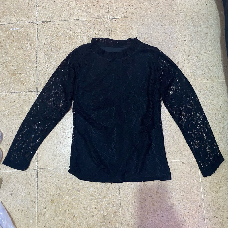 top hitam brukat lengan panjang