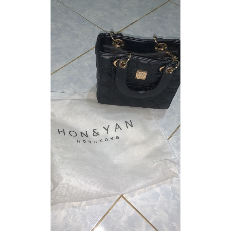 Tas Selempang Hon & Yan Hitam Elegant