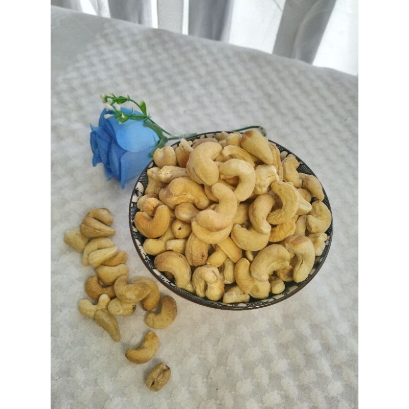 

kacang Mede UTUH termurah 1kg