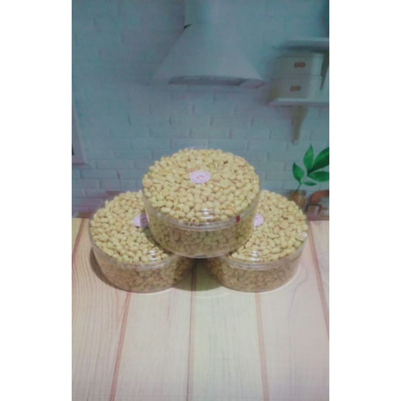 

Cemilan Termurah Kacang Bawang Renyah Dan Gurih Kemasan Toples 600 gr