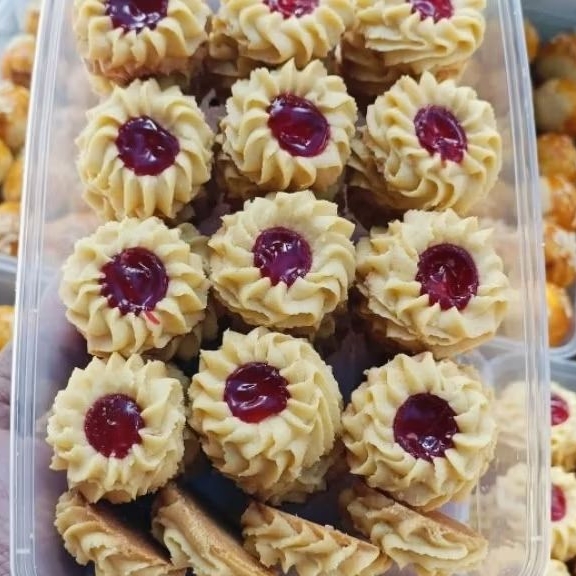 

kue semprit strawberry