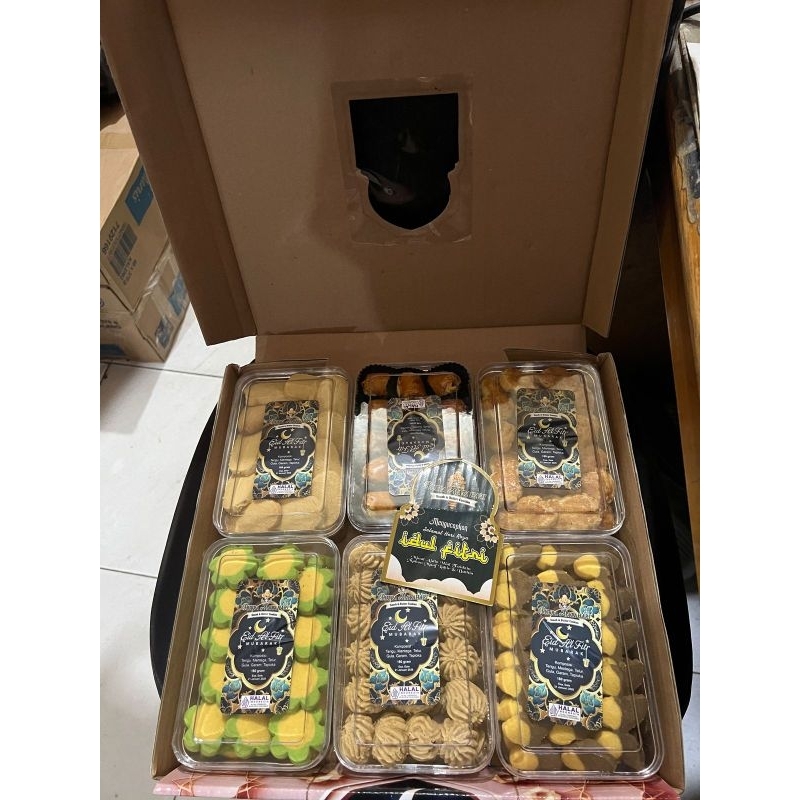 

Hampers Lebaran 6 Toples Kotak Kue Kering