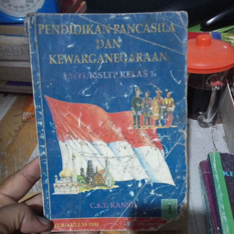 BUKU PENDIDIKAN PANCASILA DAN KEWARGANEGARAAN UNTUK SMP KELAS 1 KURIKULUM GBPP 1994 PENERBIT ERLANGG