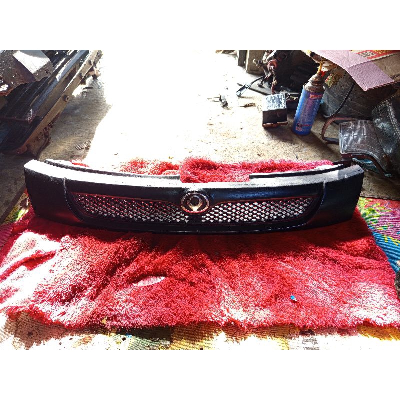 grill Mazda 323 familia