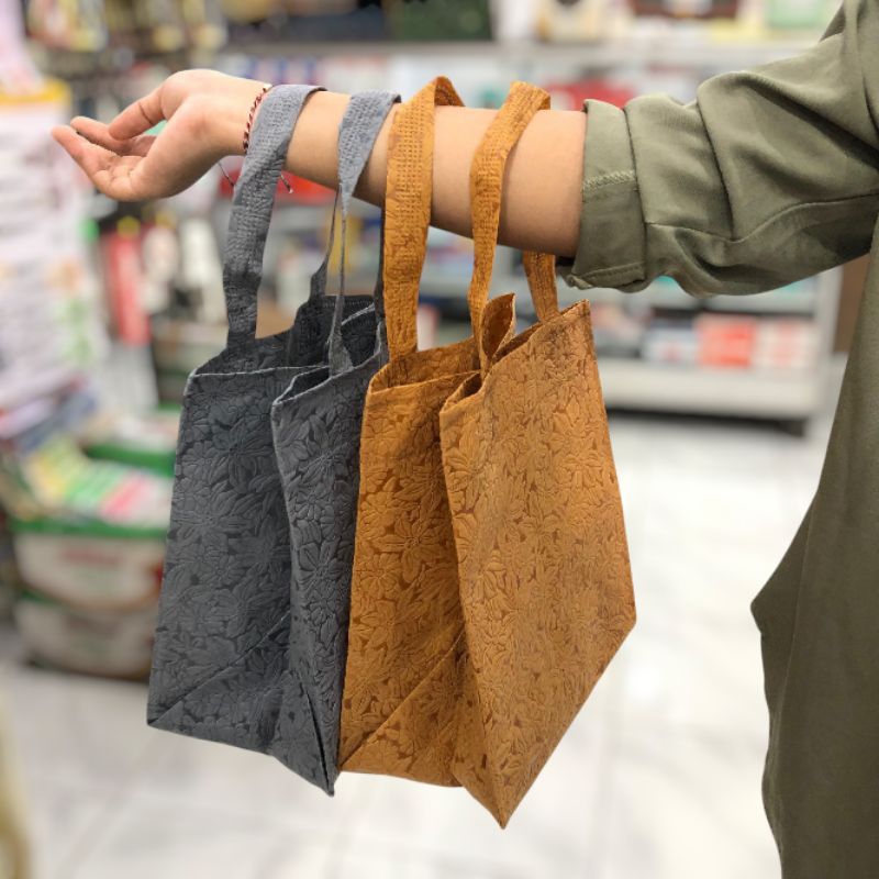 

Tas Spunbond Goodie Bag Motif Bunga 2 Ukuran