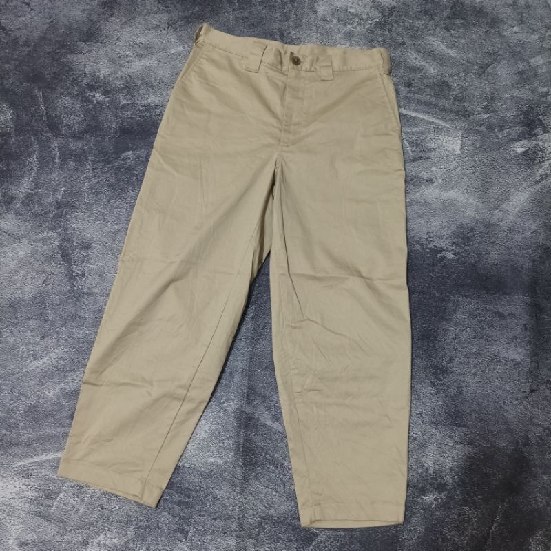 Celana chinos GU Shibuya dan kemeja Gap