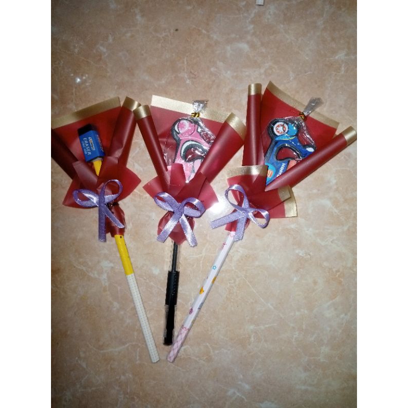 

buket pensil dan gantungan kunci