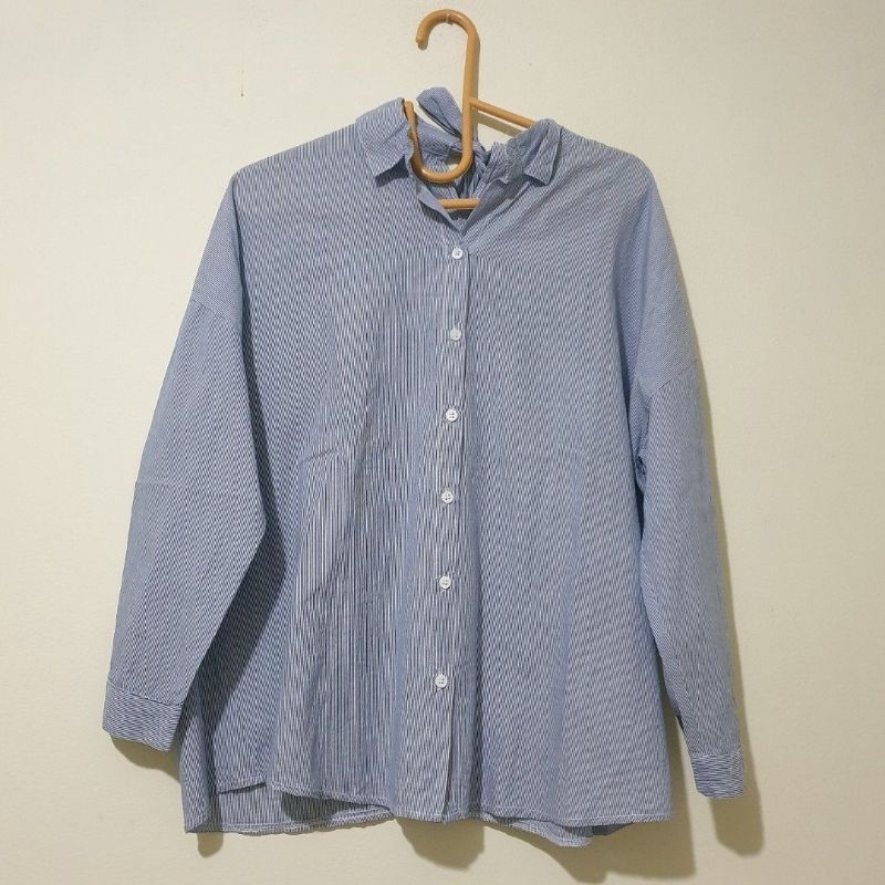 Kemeja bergaris putih biru oversize
