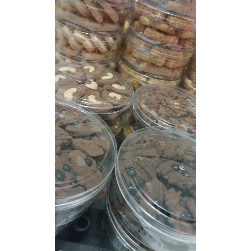 

kue kering coklat toping kacang mede