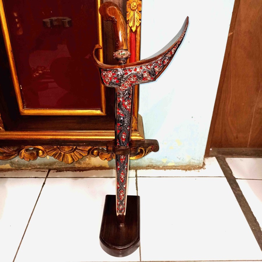Warangka Keris Ladrang Surakarta Motif Naga Siliasih Hias Permata Sandangan Pusaka Keris