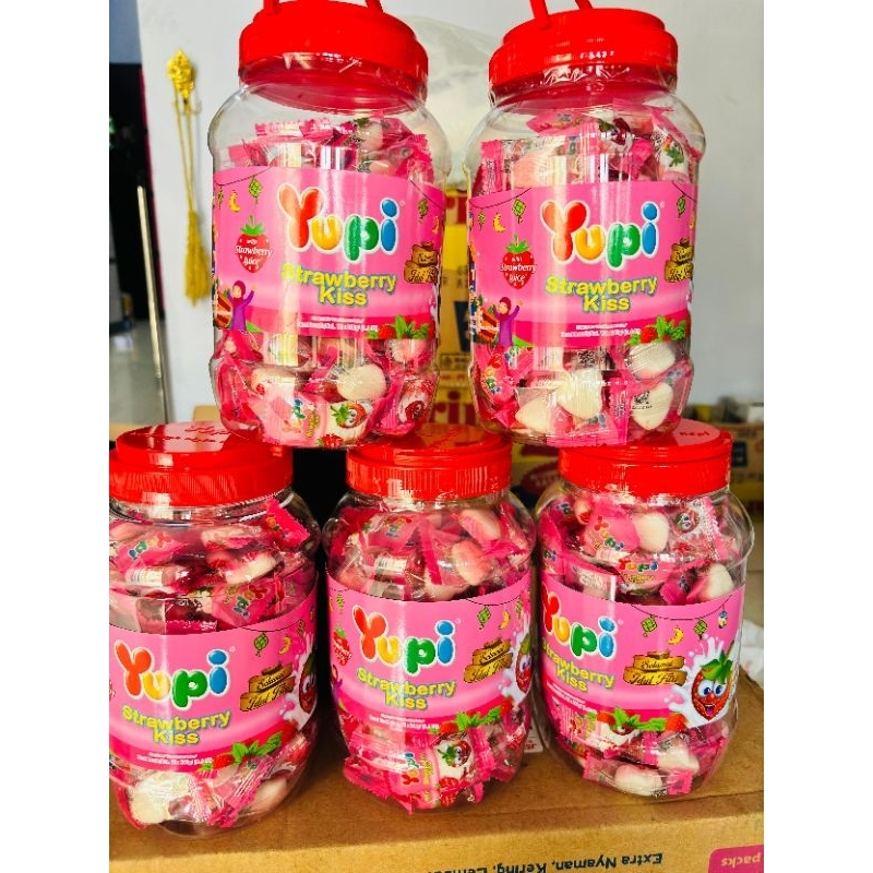 

Yupi Strawberry Toples 1 dus isi 6 kemasan 240gr