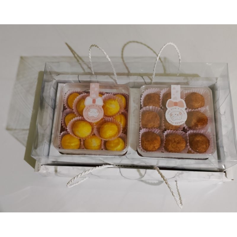 

Hampers cantik isi 2 toples kotak 250 gr. Nastar + cheese palm