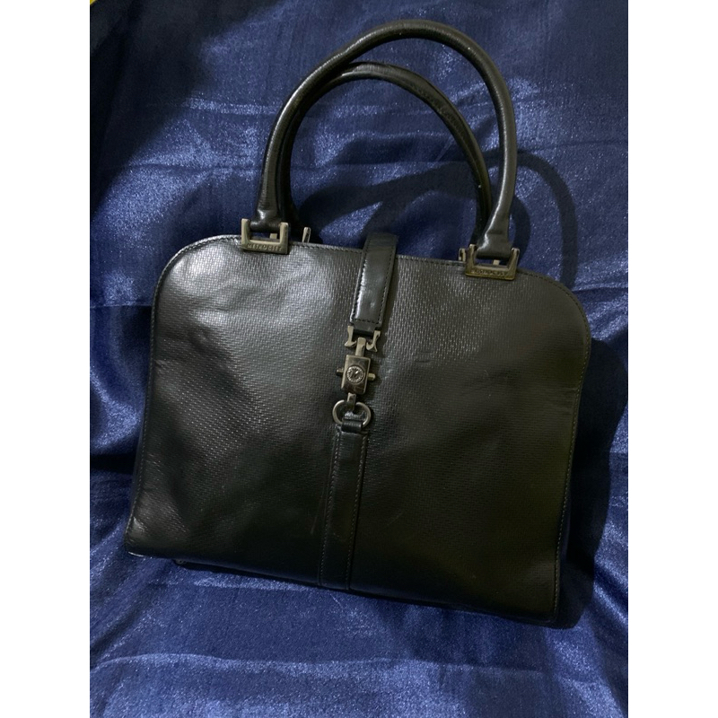 Preloved METROCITY black leather handbag. Size 28x22.