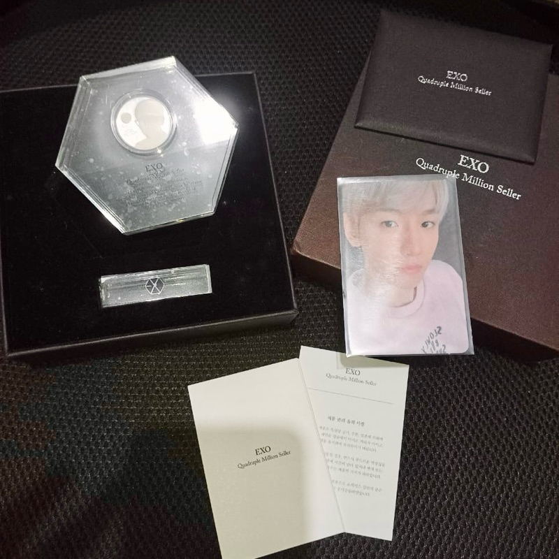 QUADRUPLE MILLION SELLER MEDAL BAEKHYUN EXO OFFICIAL