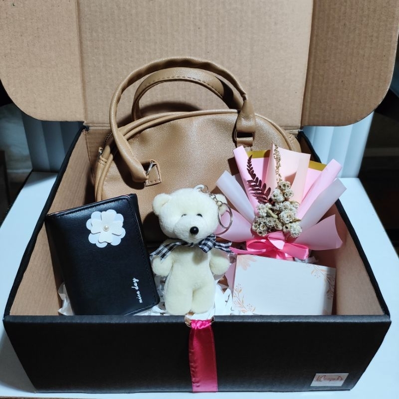 

READY / Kado ulang tahun cewek / hampers tas dompet boneka ganci / hadiah ulang tahun / kado anniversary / hadiah anniversary / hampers ultah / hamper