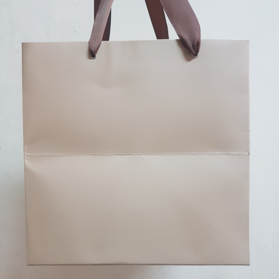 

Tas Jinjing Paperbag 24x24x24 Kemasan Dus Kue Gold Champagne