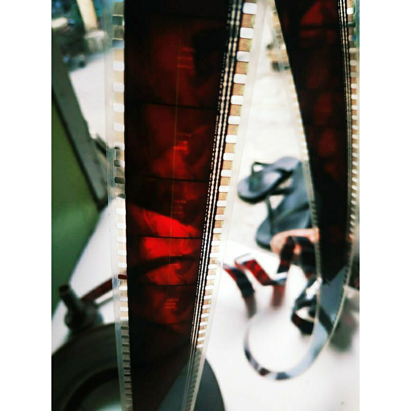 

1 Roll 50 Meter Roll India Pitu Pitu Warna Merah / Pita/Mika Film / Pita/Mika Layangan koang / Pita/Mika Sawangan / Pita/ Mika Peteng / Pita/Mika Sanderan / Pita/Mika Bapangan / Pita/Mika Calung / Pita/Mika Gapangan