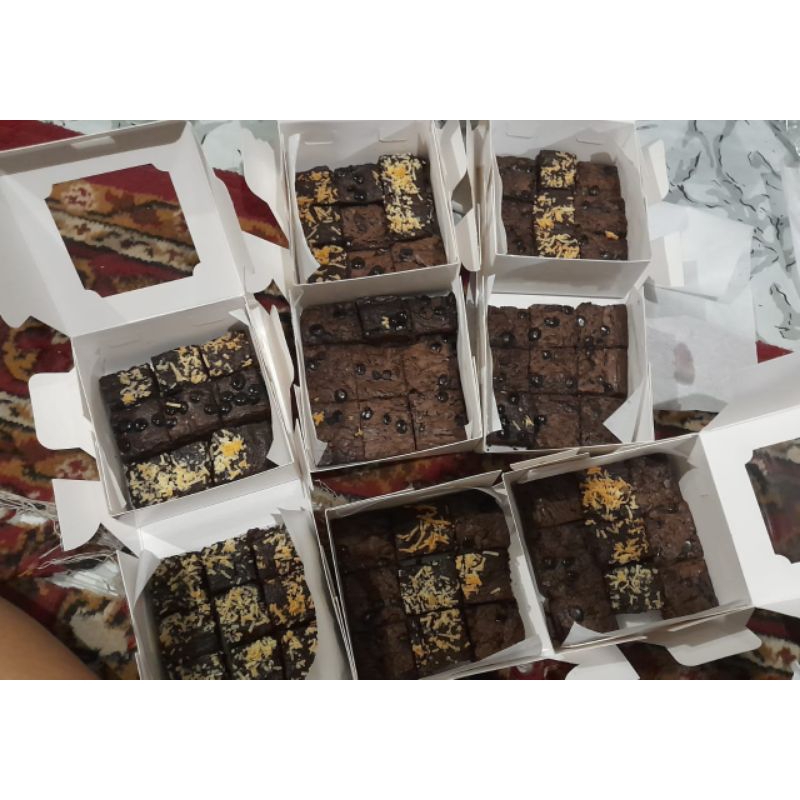 

FUDGY BROWNIES [10 × 10 isi 9]